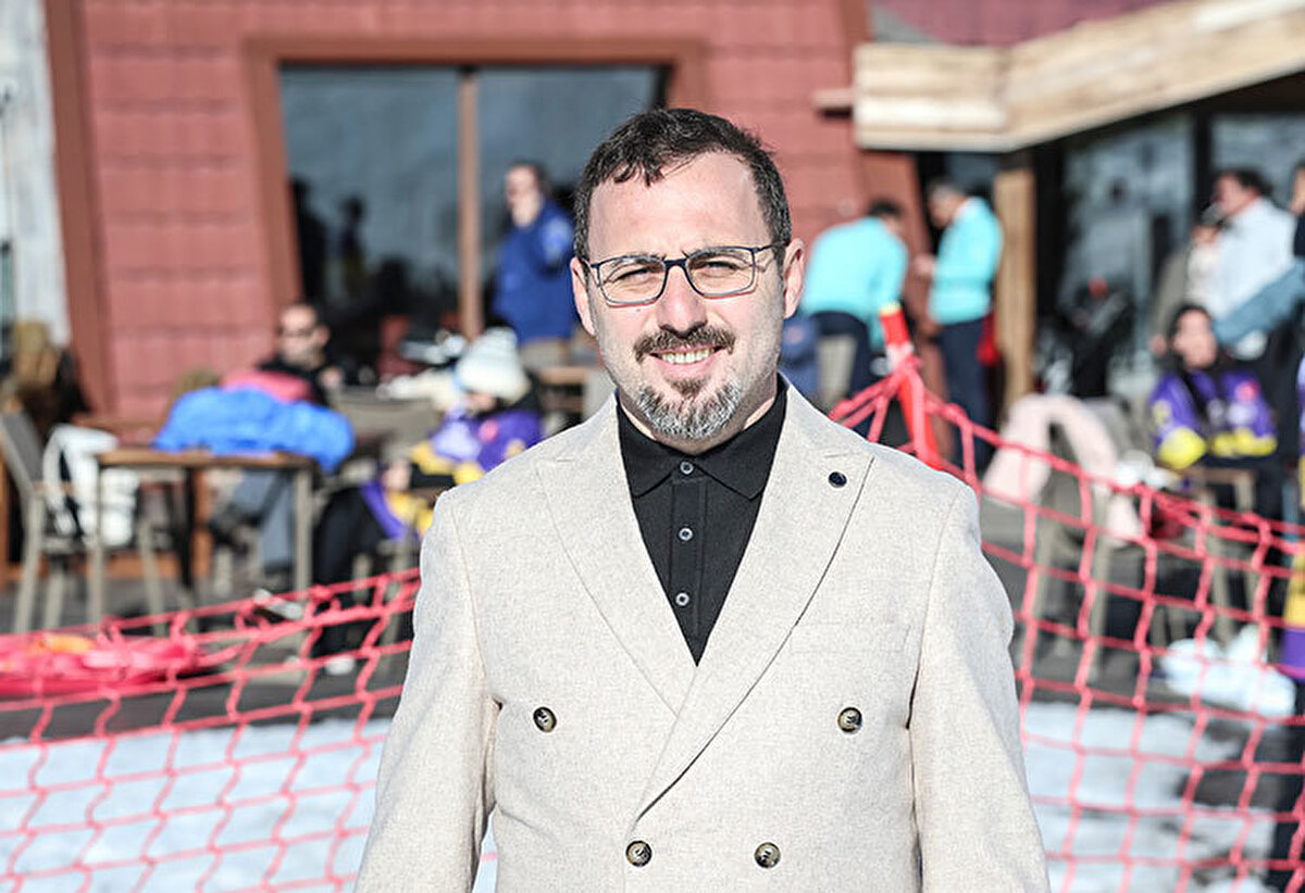 Başarır, sömestir tatili hazırlıklarının devam ettiğini anlatarak, şöyle konuştu:<br><br>"Yılbaşından sonra hemen sömestir reklamlarına başladık. Çocuklar için çeşitli aktiviteler düzenlemeyi planlıyoruz. Kayak kampları ve çeşitli sürprizler yapacağız. Kar yağışlarında bir sıkıntı olmazsa doluluk oranları yüzde 90'ın üzerinde olacaktır. Uludağ'ın lokasyonu çok iyi ve bir cennet. İstanbul'a çok yakınız. Bunlardan kaynaklı en çok tercih edilen noktalardan biriyiz. Bu sezon kar sevenler buna doyacak. Misafirlerimiz rezervasyonları erken yaptırsın. Ne kadar erken yaptırırlarsa açıkta kalma ihtimalleri düşer ve biz de onları kaybetmemiş oluruz."