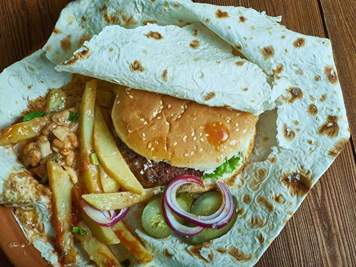 Calskrove, İsveç<br><br>Bu yemeği, İsveç'in Skellefteå kasabasındaki bir restoran ortaya atmıştır. Yemek, içi hamburger ve patates kızartmasıyla doldurulmuş pizzadan oluşur. Bol kalorili bu yiyecek, pizza mı yoksa hamburger mi yiyeceğine karar veremeyenler için icat edilmiştir.