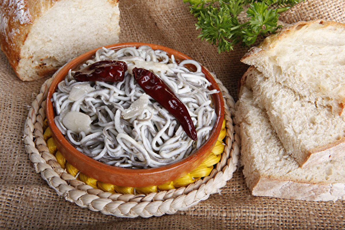 Angulas a la cazuela, İspanya<br><br>İspanya'nın Bask Bölgesi'nden olan yemek, angulas (bebek yılan balığı), sarımsak, pul biber, zeytinyağı ve tuzla hazırlanır.