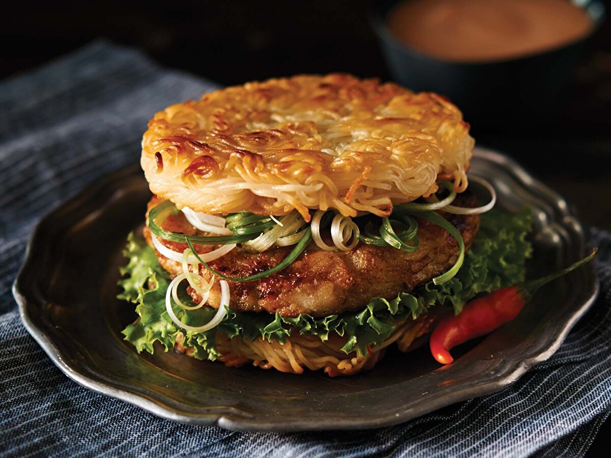 Ramen Burger, ABD<br><br>Ramenden oluşan iki ekmek arasına yerleştirilen köfteyle hazırlanır. Blog yazarı Keizo Shimamoto tarafından ortaya atılan yemek, ilk kez 2013 yılında Brooklyn'de tanıtılmıştır.
