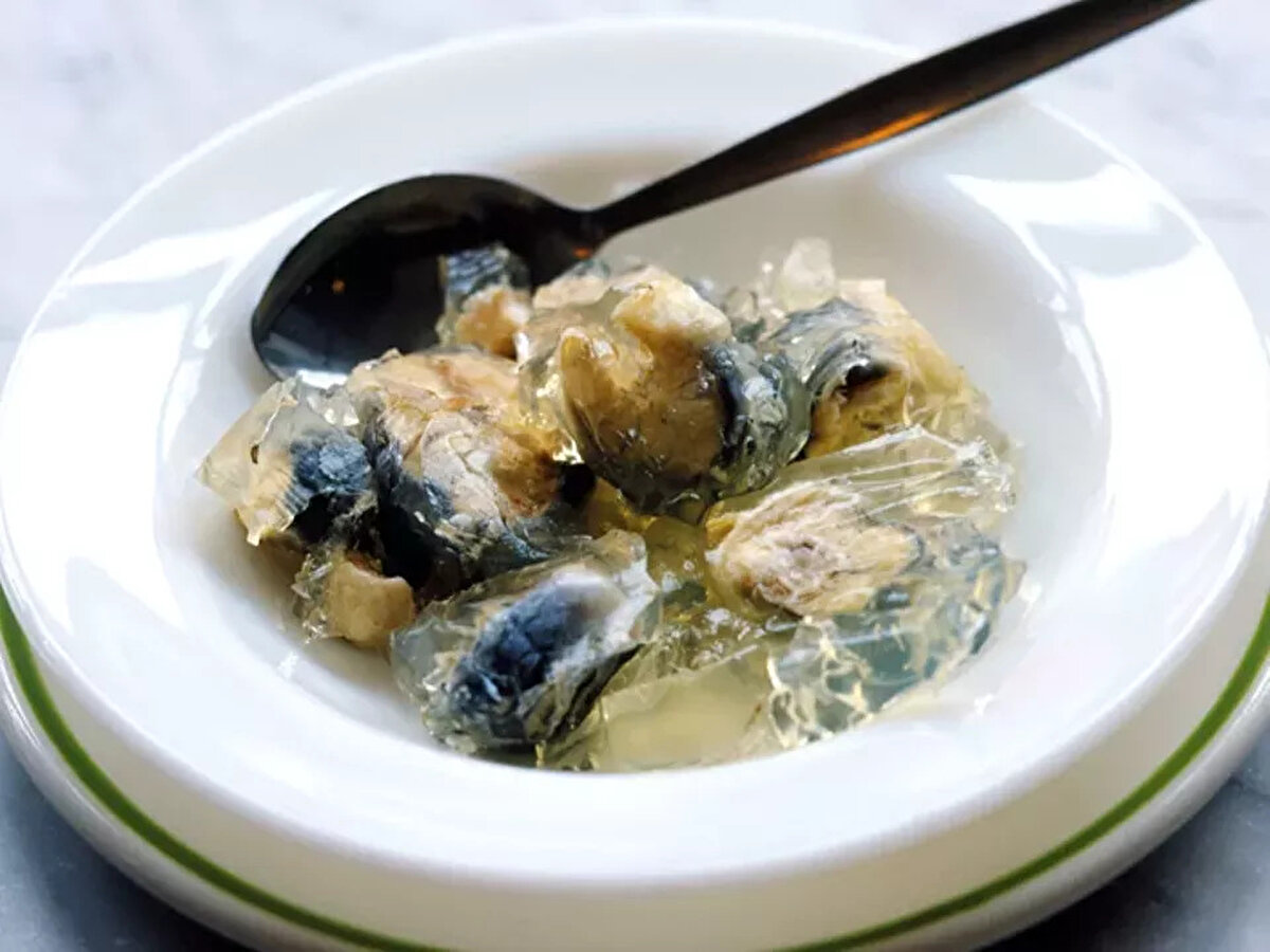 Jellied eels, İngiltere<br><br>18. yüzyıla dayanan yemekte yılan balıkları doğranır, otlarla birlikte yaklaşık yarım saat pişirilir ve ardından soğutulur. Bu aşamada balıklar jelatinlerini salar ve üzerinde yumuşak, şeffaf bir tabaka oluşur.