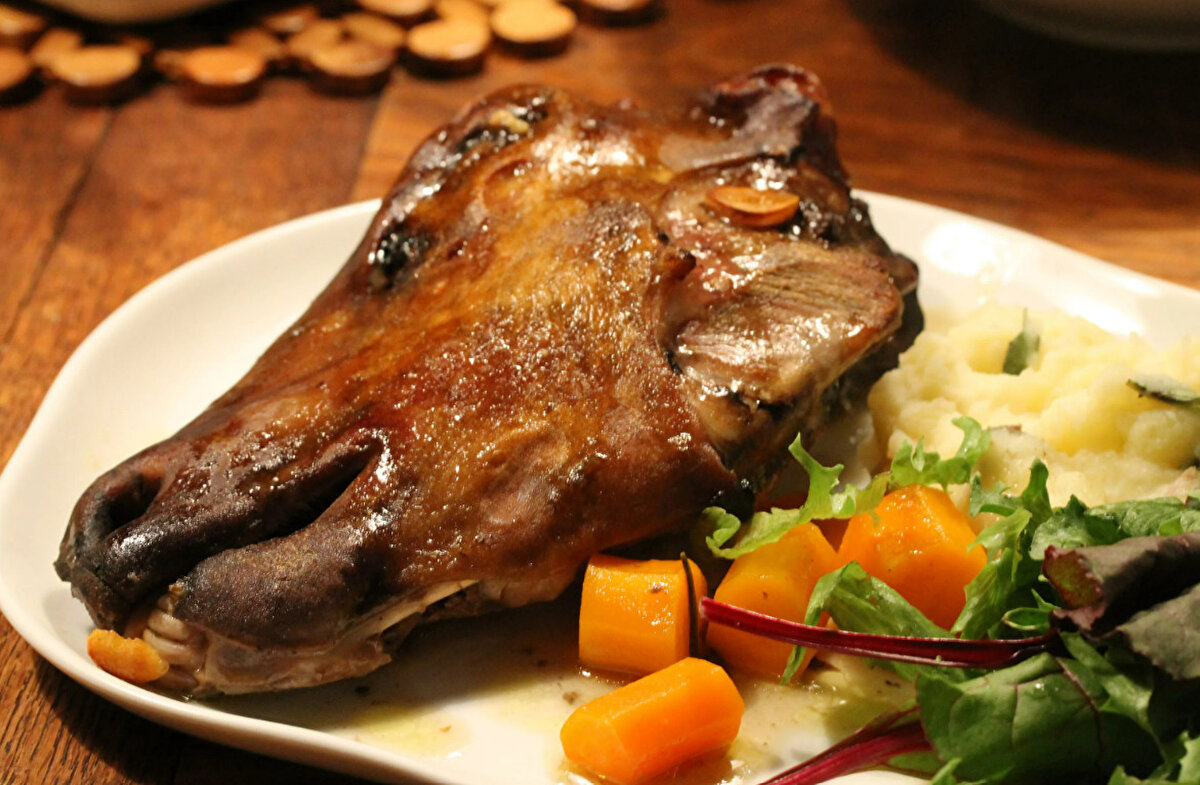 Thorramatur, İzlanda<br><br>Thorramatur, her yıl ocak ortasından şubat ortasına kadar gerçekleşen İskandinav ayı Þorri'de ağırlıklı olarak tüketilen geleneksel İzlanda yemeklerinden oluşan bir seçkidir. Seçkide tuzlanmış balık ve et ürünleri dilimlenir. Standart seçimler arasında fermente köpek balığı eti, tütsülenmiş kuzu eti, kızarmış kuzu başı, kan sosisi ve daha pek çok çeşit yer alır.