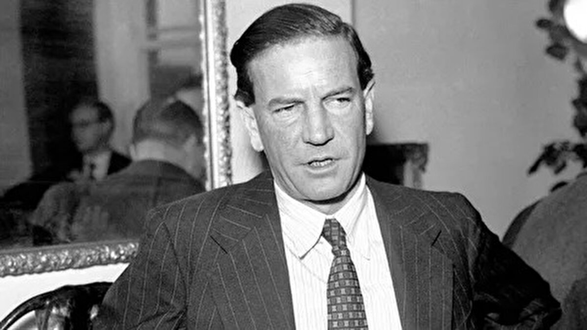 Ulusal Arşivler tarafından yayımlanan diğer belgelerde de Cambridge Beşlisi casuslarından Kim Philby'in, Sovyetler adına yaptığı casusluğu bir kez daha yapacağını söylediği bilgisine yer verildi. Belgelerde, ünlü İngiliz oyuncu ve yazar Dirk Bogarde'nin de KGB tarafından hedef alınabileceği konusunda MI5 tarafından uyarıldığı kaydedildi.<br>Yayımlanan belgelerin bir kısmı, Ulusal Arşivler'de düzenlenecek sergide yer alacak.