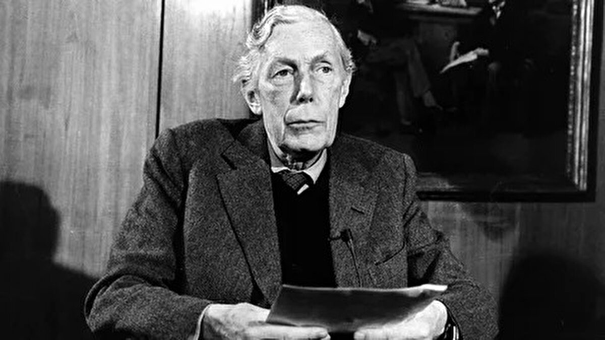 Cambridge Üniversitesi tarihçilerinden Christopher Andrew'in, gizli servisin onayıyla MI5'in tarihini anlattığı kitapta da Kraliçe'ye Blunt'la ilgili durumdan "genel ifadelerle bahsedildiği" bilgisine yer verilmişti.