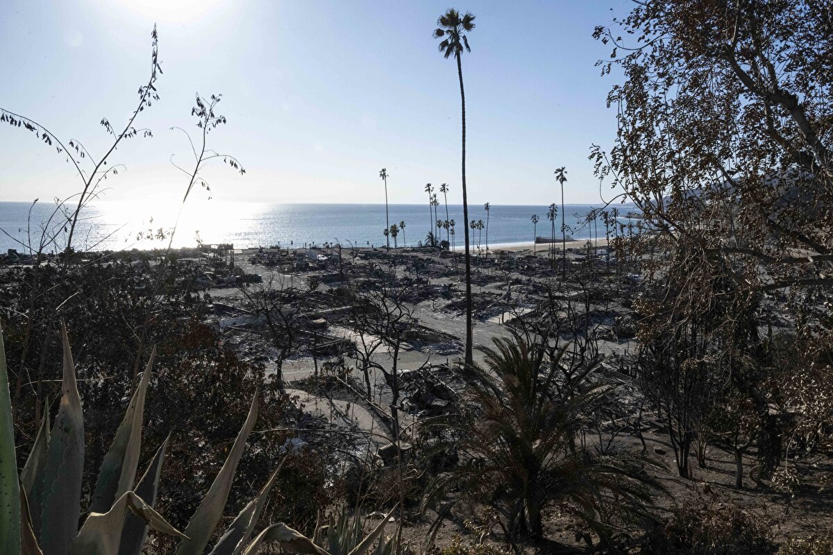 Yangının büyük ölçüde kontrol altına alındığı Pacific Palisades mahallesindeki ağır hasar görüntülendi.