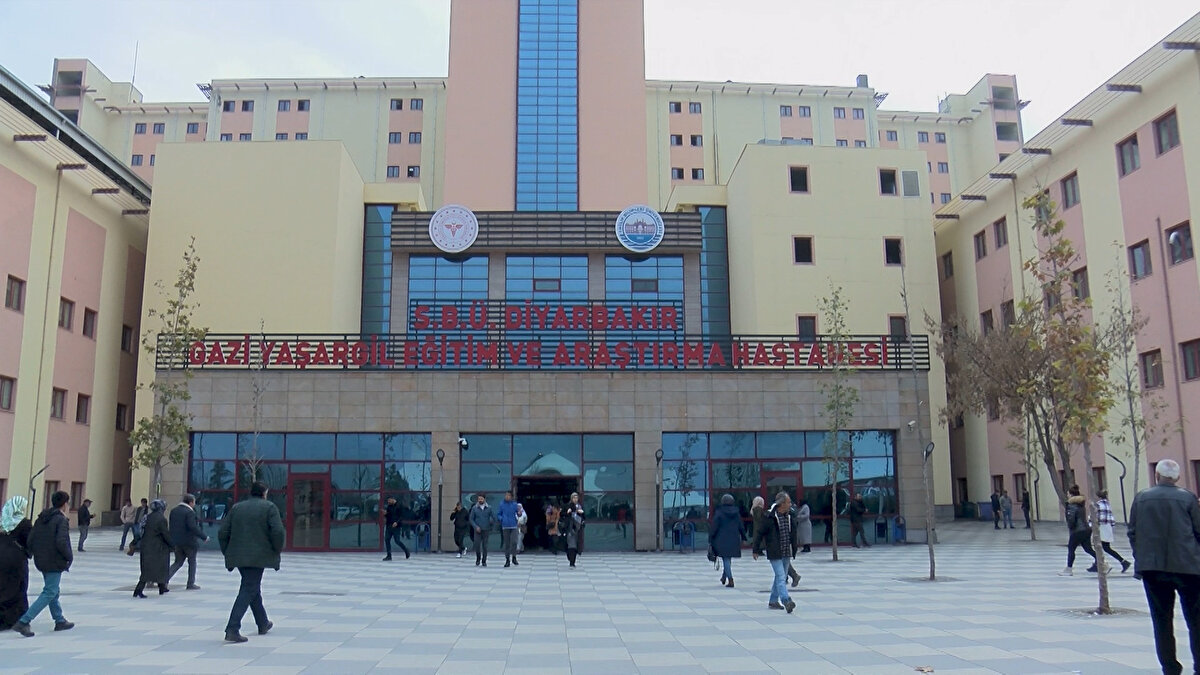 "Çok güzel sonuç aldık"<br><br>Dr. Mustafa Zanyar Akkuzu, dünyada organları ters olan hastalarda ERCP işleminin sadece 46 kişide uygulandığını hatırlatarak, "Bu işlem dünyada sadece 46 kişide yapılmıştı. Hastamız dünyada ERCP işlemi ile taşları alınan 47'nci, Türkiye'de 2'nci kişi oldu. Zor olduğu için ilk başta hastamızı başka hastaneye göndermeyi bile düşündük. Ama sonradan burada yapmaya karar verdik ve çok güzel sonuç aldık. Safra kanalındaki taşını çıkardık. Hastamızın ağrısı geçti ve toparlandı. Hastamızı sonraki gün taburcu ettik" diye konuştu.