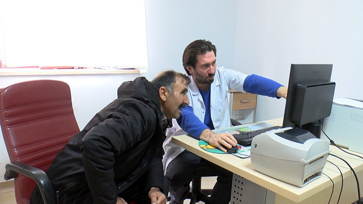 Organları ters olan bir hastada daha önce hiç uygulanmamıştı<br><br>Gastroenteroloji Uzmanı Dr. Mustafa Zanyar Akkuzu, "Hastamız karın ağrısıyla acil servise başvurmuştu. Hastaya yaptığımız tetkiklerde pankreas bezinde iltihap olduğunu gördük. Çektiğimiz röntgenlerinde bütün organların ters tarafında olduğunu gördük. Normalde bu anatominin dışında bir şeydir. Bütün organları ters taraftaydı. Bu tabii olguyu ilginç yapıyordu. Pankreas iltihabının nedeni de safra kanalında ve kesesinde taş olmasıydı. Kanaldaki taşı almak böyle durumlarda zor oluyor. ERCP (Endoskopik retrograd kolanjiopankreatografi) işlemini rutin olarak hastanemize uzun yıllardır uyguluyoruz. Ancak hastanemizde organları ters olan bir hastada daha önce hiç uygulanmamıştı" dedi.