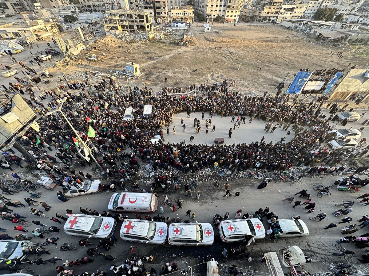 Kassâm Tugayları'nın tam teçhizatlı olarak görüldüğü teslim operasyonuna binlerce Filistinli tekbir ve sloganlarla eşlik etti.
