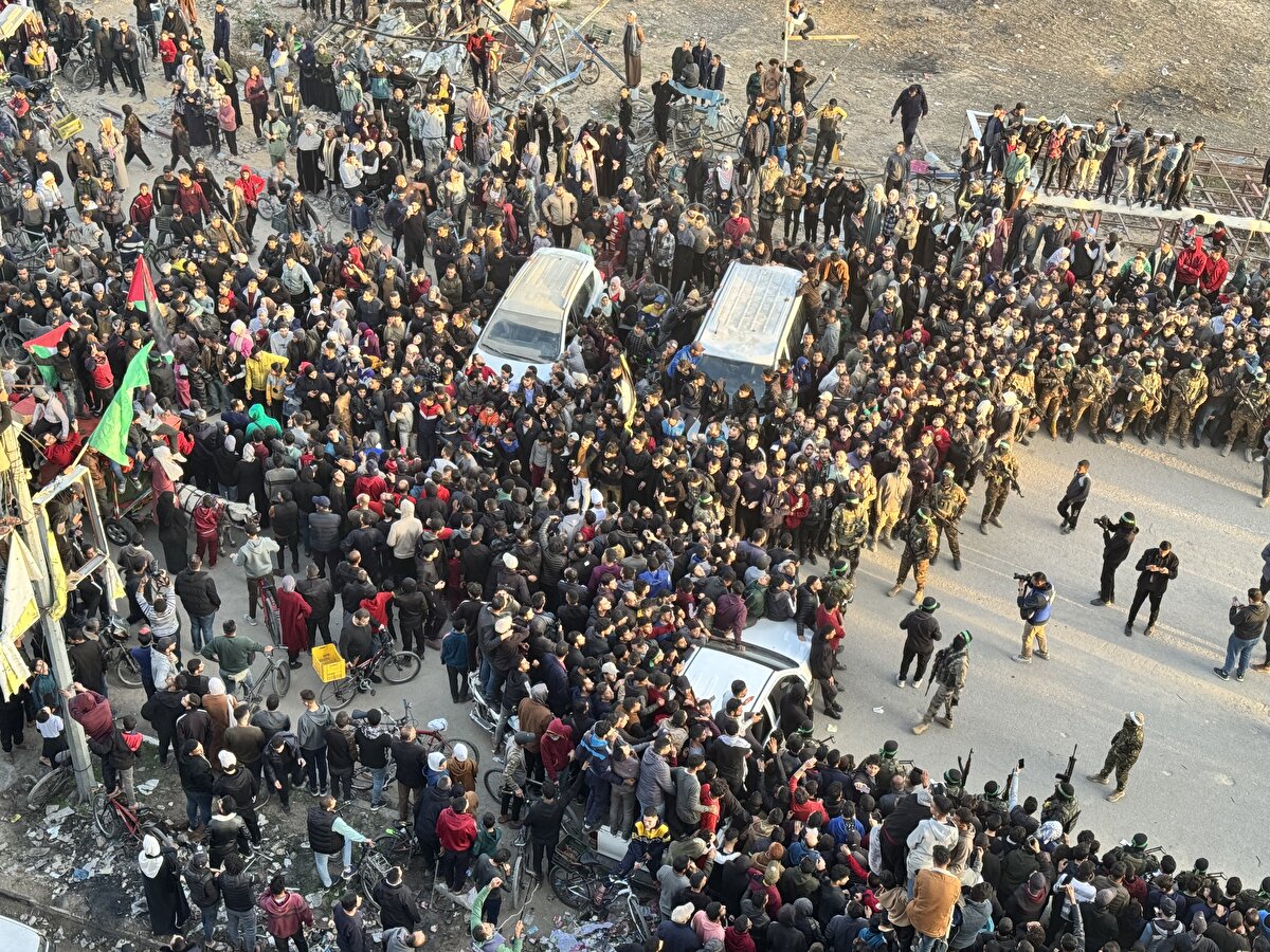 Ordu, esirlerin sınır bölgesinde anneleri ile bir araya geldiğini aktararak, hastanedeki muayenenin ardından diğer aile üyeleriyle bir araya geleceklerini ifade etti.