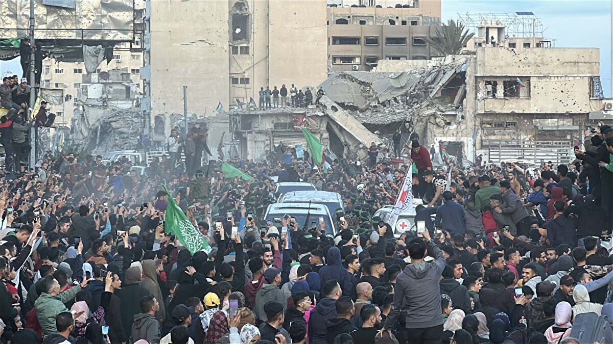 Öte yandan İsrail ordusundan yapılan yazılı açıklamaya göre, Kızılhaç, 3 İsrailli esirin kendilerine teslim edildiğini ve İsrail'e vardığını bildirdi.