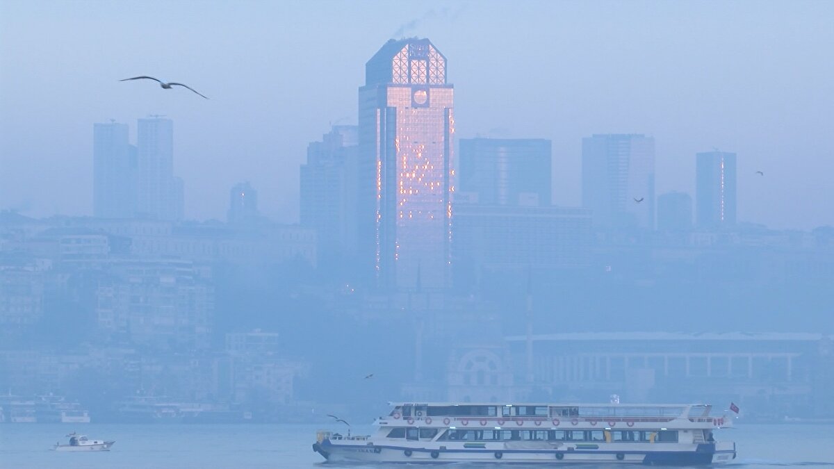 Sis nedeniyle görüş mesafesi zaman zaman azalırken, İstanbul Boğazı'nda kartpostallık görüntüler oluştu.