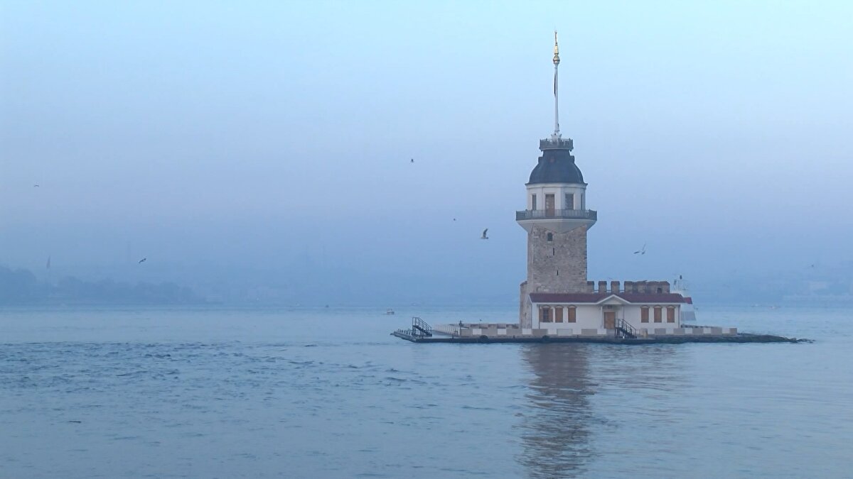 İstanbul'da kent genelinde gece saatlerinde yer yer etkili olan sis, sabahın erken saatlerinde de bazı ilçeler ve Tarihi Yarımada'da etkili olmAya devam etti.