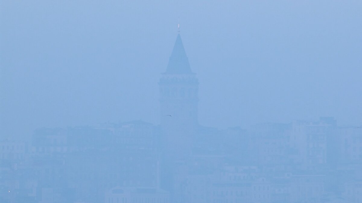 Üsküdar Sahili'ndeki bazı vatandaşlar ise bu anı ölümsüzleştirmek için uzun süre fotoğraf çekti.