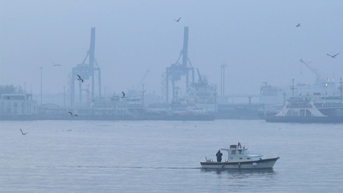 Galata Kulesi sis nedeniyle gözden kayboldu.