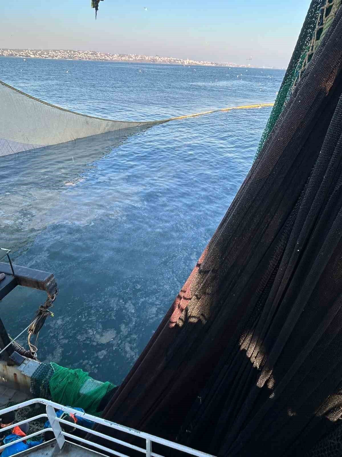 Ekmeğini denizde arayan tüm Marmara kıyılarında da bulunan balıkçılarımızı zor günler bekliyor. Marmara kıyılarında milyonlarca insanın atıkları biyolojik arıtma yapılmadan denizin derinliklerine bırakılıyor" dedi.