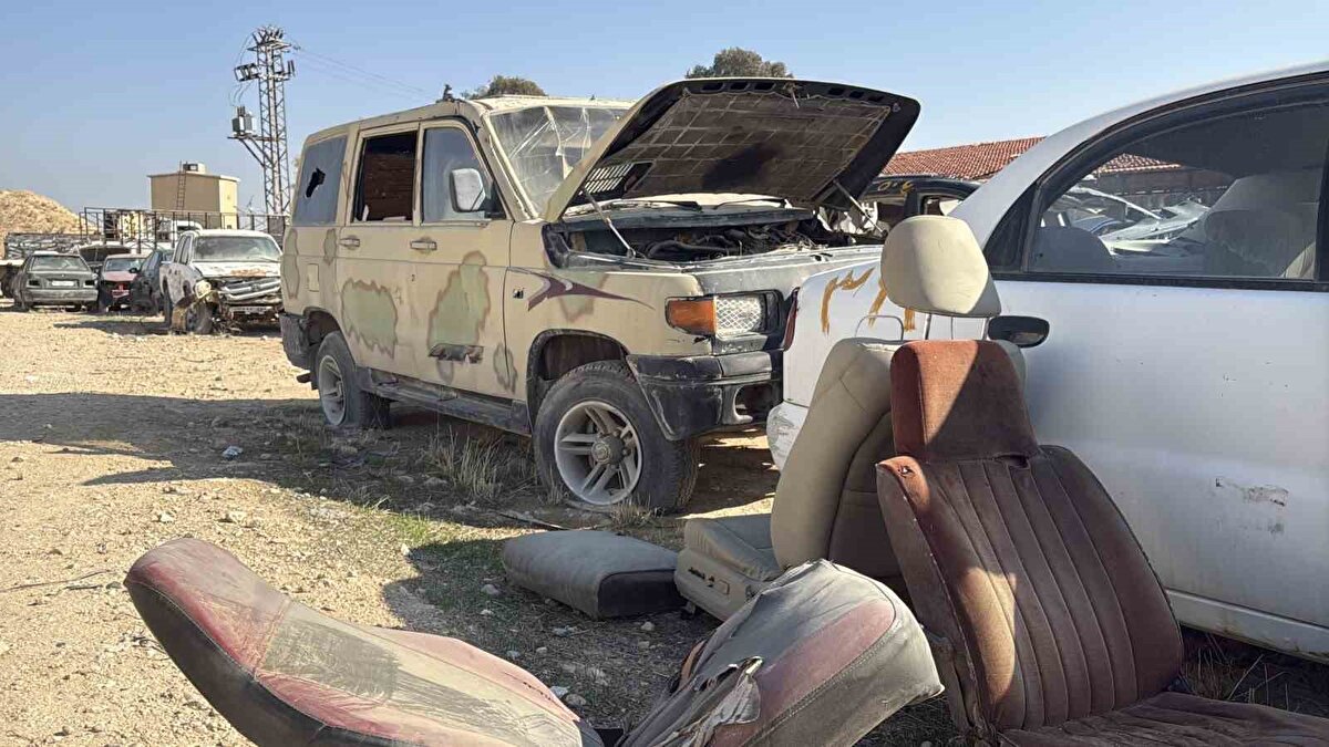 Araç sahiplerinin çoğu şehit olmuş, bu nedenle genelde eşi veya kardeşi gelip araçları teslim alıyor. Suriye özgürleştikten sonra garajın kapılarını açtık ve getirilen evrakları kontrol ettikten sonra araçları yakınlarına teslim ediyoruz. Burada nöbet tutan askerler araçlardaki parçaları söküp satıyorlardı” ifadelerine yer verdi.