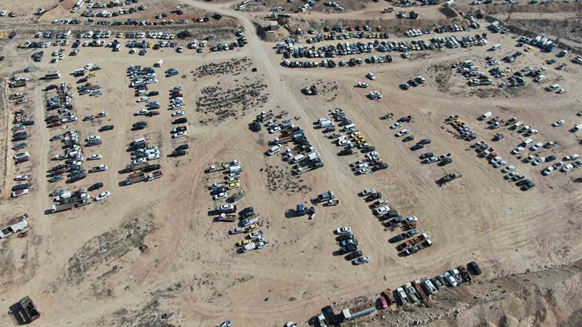 Binlerce otomobil, pikap, motosiklet ve kamyonetin bulunduğu garaj ise dronla havadan görüntülendi.
