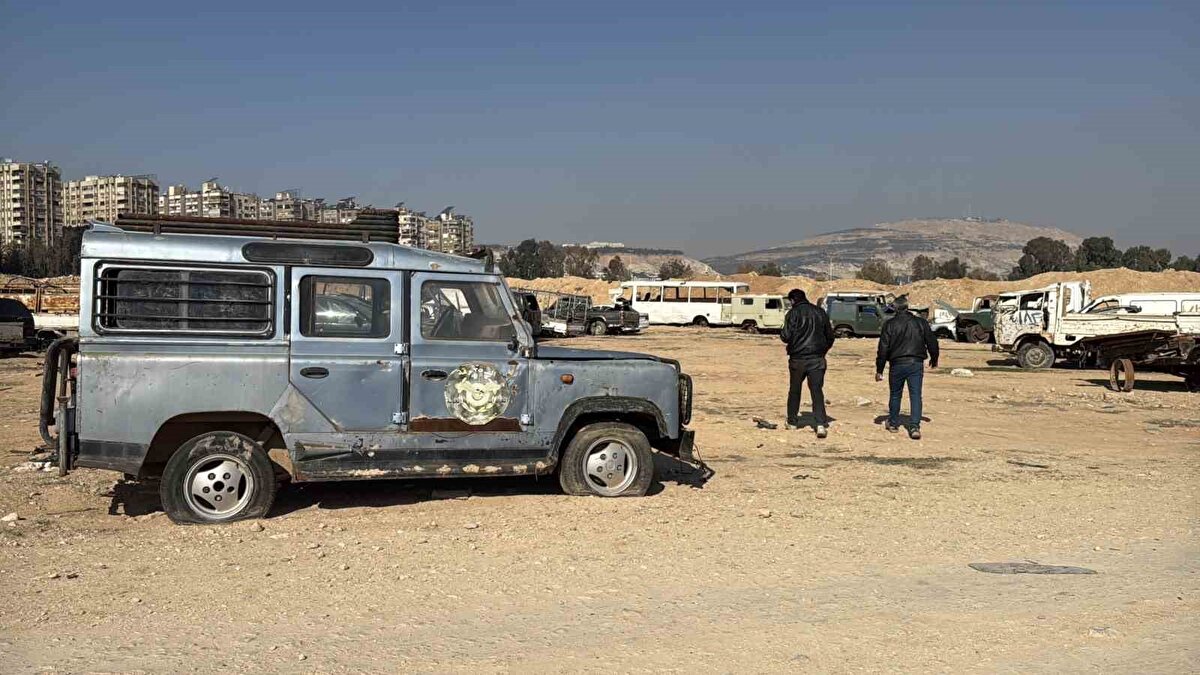 “Garajın kapılarını açtık”<br>Alıkonulan araçların tutulduğu garajın kontrolünü sağlayan Abu El Bara, “Buradaki araçların çoğu, kontrol noktasında insanları suçsuz yere alıp cezaevine attıkları kimselerin araçları. Sahiplerini cezaevine atıp araçlarını askeri birliklerde kullanmışlar.