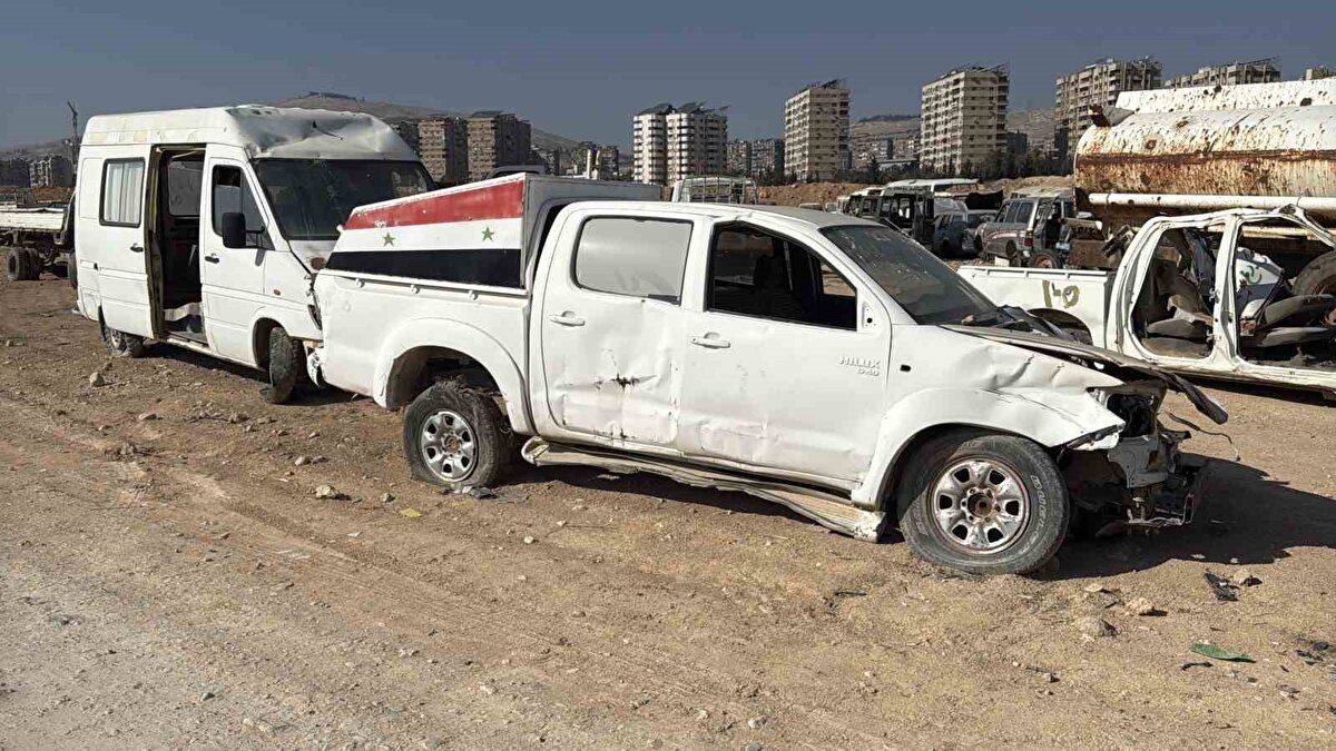 Yol uygulama noktalarında durdurularak rejim askerleri tarafından el konan araçlar konuldukları garajda sahiplerini bekliyor. Esed rejiminin devrilmesiyle birlikte vatandaşların araçlarına bulmasına imkan tanıyan yeni yönetim, evrakların sunulmasıyla araçları sahiplerine teslim etmeye başladı.