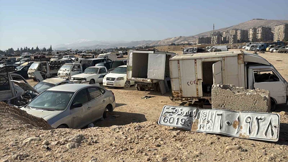 Kardeşlerini de araçları da bulamadı<br>Kardeşlerinin araçlarını aramak için geldiğini ifade eden Ramazan İbrahim Süleyman, “2013 yılında kontrol noktasında 2 kardeşimi de alıp cezaevine attılar ve araçlarına el koydular Sednaya ve tüm cezaevlerine baktım ama onları bulamadım.