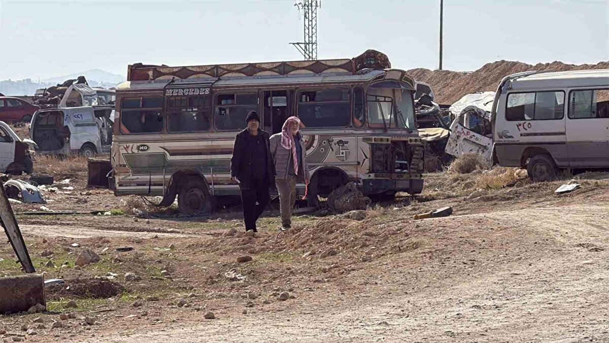 Şimdi ise belki araçları bulurum diye araçların toplandığı yere geldim ama araçları da bulamadım. Alıkonulan araçların tüm parçalarını söküp satmışlar. Aracı bulsam dahi araçların tüm parçalarını sökmüşler. Gidip yeni bir araç alsam daha karlıyım” dedi.