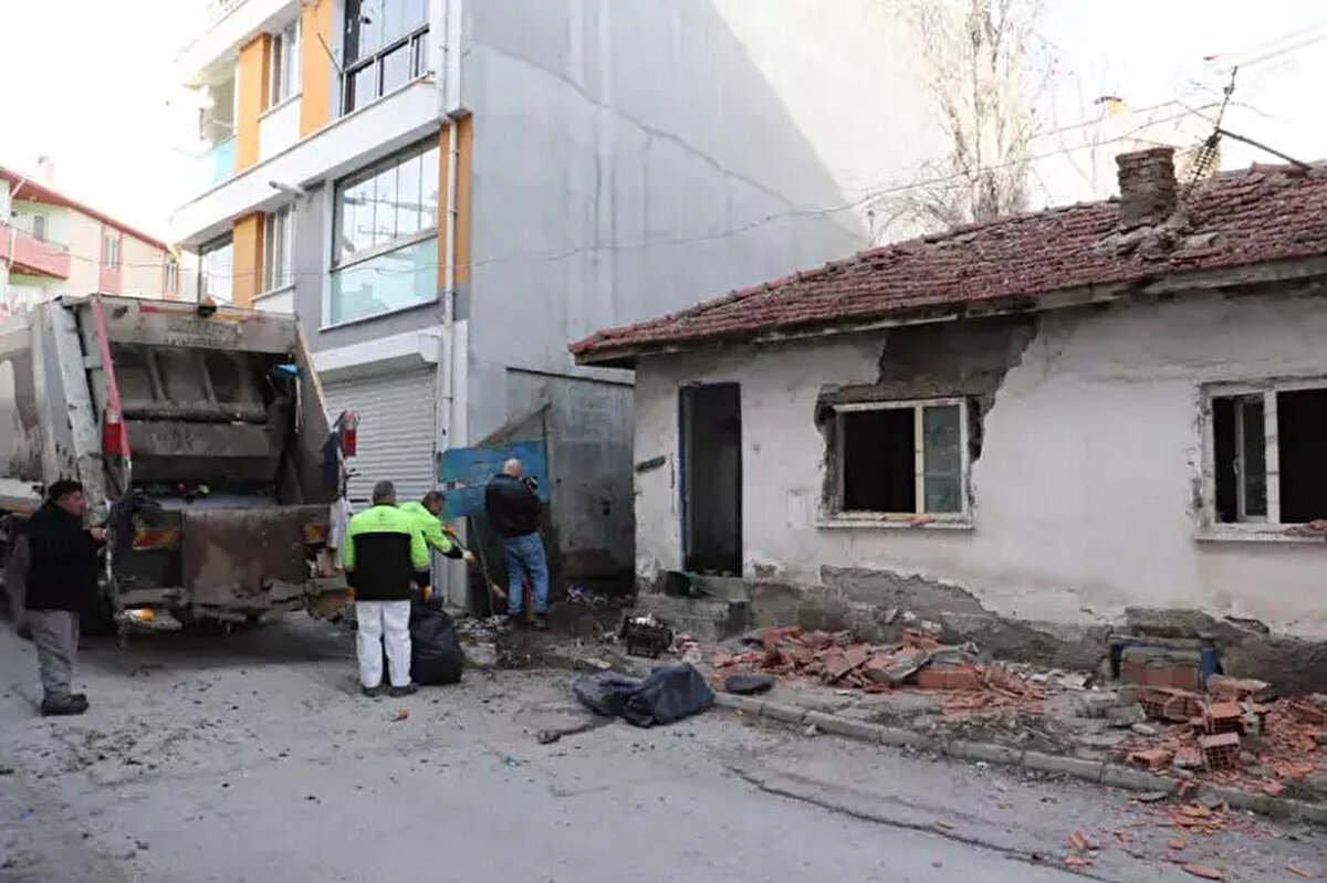 Ev sahibi Yılmaz D., sağlık kontrolünden geçirilirken, aynı evin 2 yıl önce çöplerle dolduğu belirlenerek boşaltılıp, temizlendiği anlaşıldı.