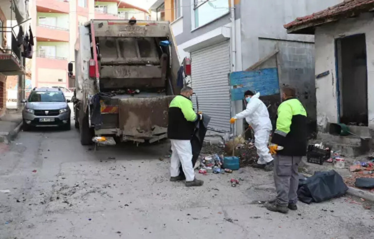 Evin tüm odalarının çöplerle dolu olduğu tespit edilirken, mahkemece temizlenerek boşaltılması kararı verildi. Odunpazarı Belediyesi temizlik personeli tarafından evden yaklaşık 6 ton çöp çıkarılarak, kamyonlara yüklendi.