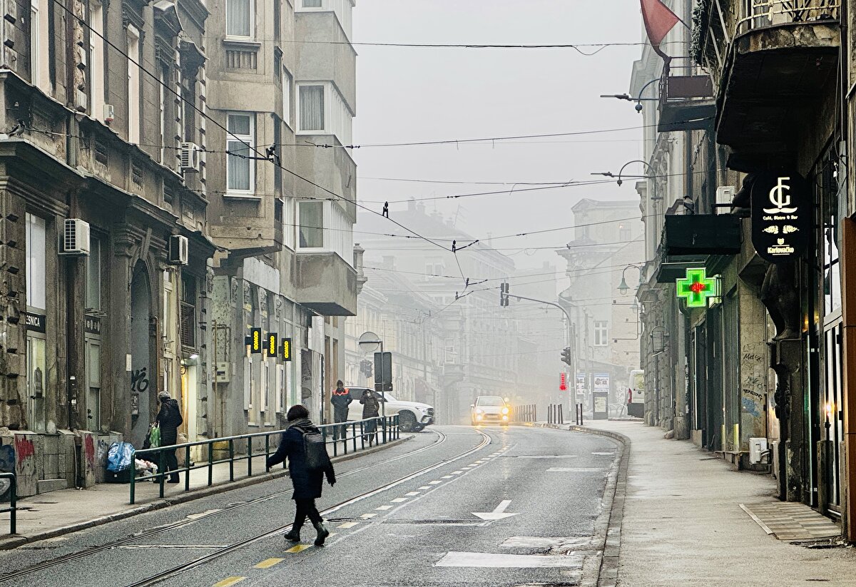 İnsan sağlığı için riskli düzeylere ulaşan hava kirliliği nedeniyle şehir sakinlerine açık havada egzersiz yapmama, pencerelerini kapama ve açık havada bulundukları sürece maske takmaları çağrısı yapıldı.