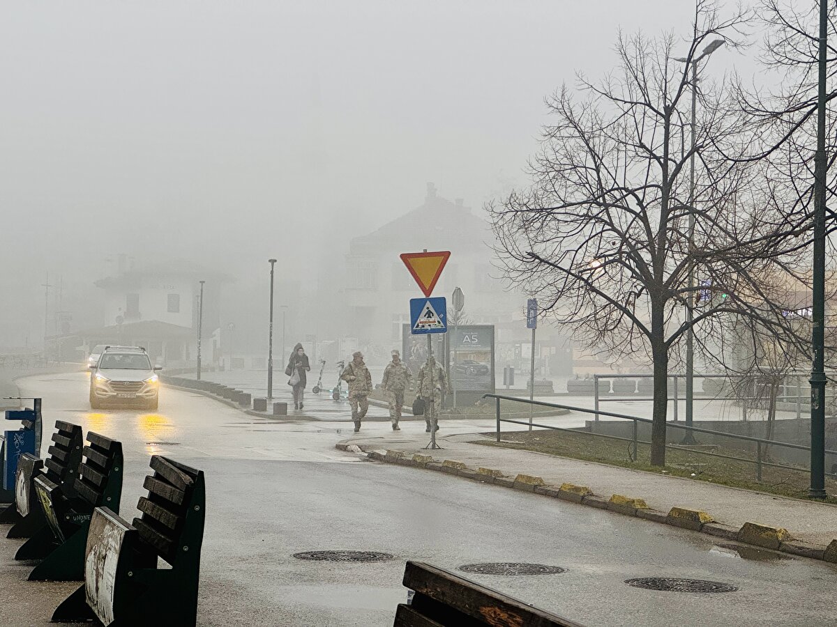 Bosna Hersek Federasyonu Hidrometeoroloji Kurumu, başkentin yanı sıra birçok şehirde etkili olan hava kirliliğinin bir süre daha devam edeceği bilgisini paylaştı.