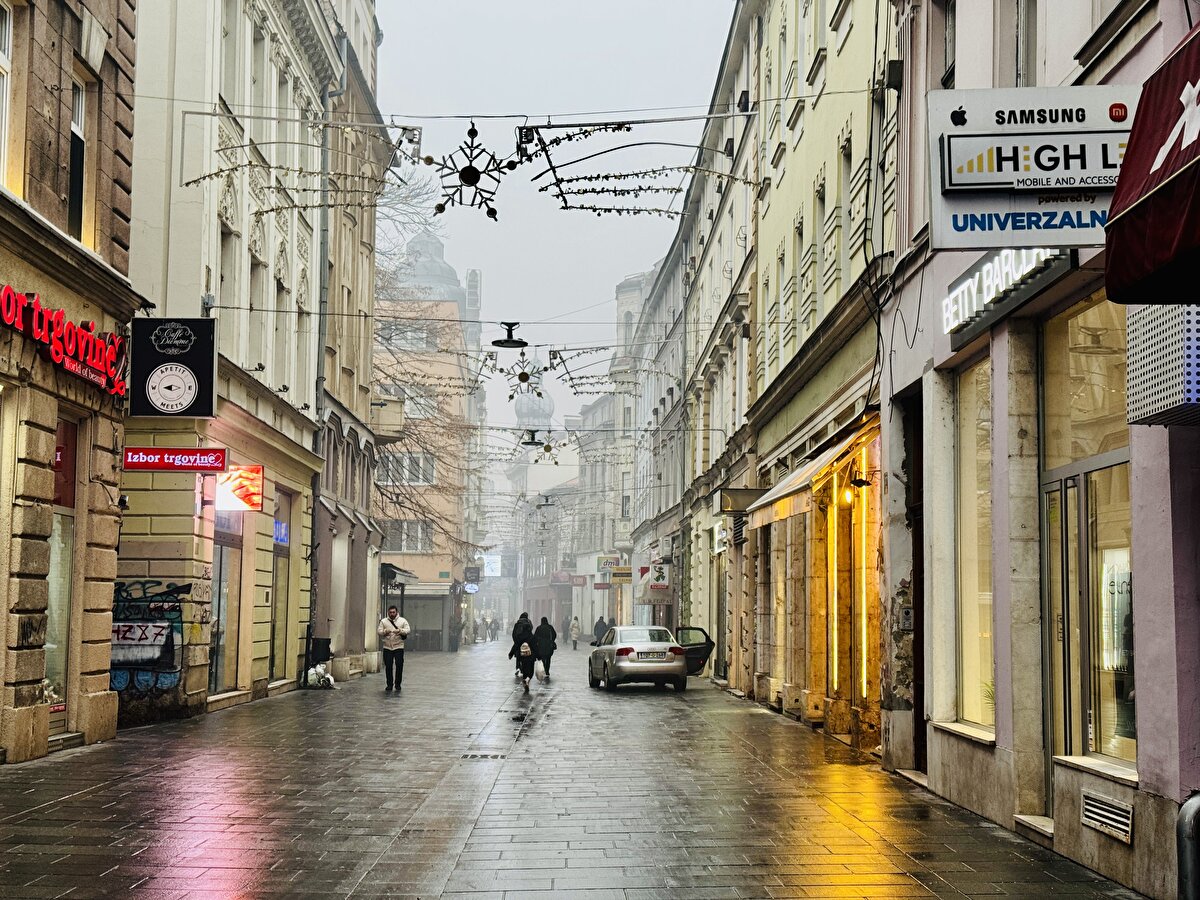 IQAir sıralamasında Saraybosna'nın ardından Bangladeş'in başkenti Dhakka, Çin'in en kalabalık dördüncü şehri Çengdu ve Bulgaristan'ın başkenti Sofya yer aldı. Yaklaşık 315 bin nüfusa sahip olan Saraybosna, dağlar ve tepelerle çevrili bir vadide yer alıyor ve bu yapısı nedeniyle kış aylarında sık bir şekilde hava kirliliği problemi yaşıyor.