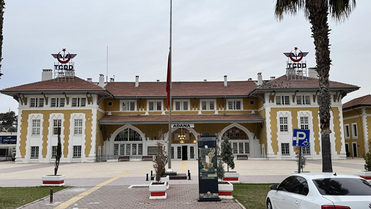 Adana<br><br>Milli yas ilanının ardından yurt genelinde tüm kamu binalarında ve dış temsilciliklerde, güneşin batışına kadar gönderdeki Türk bayrakları yarıya indirildi.