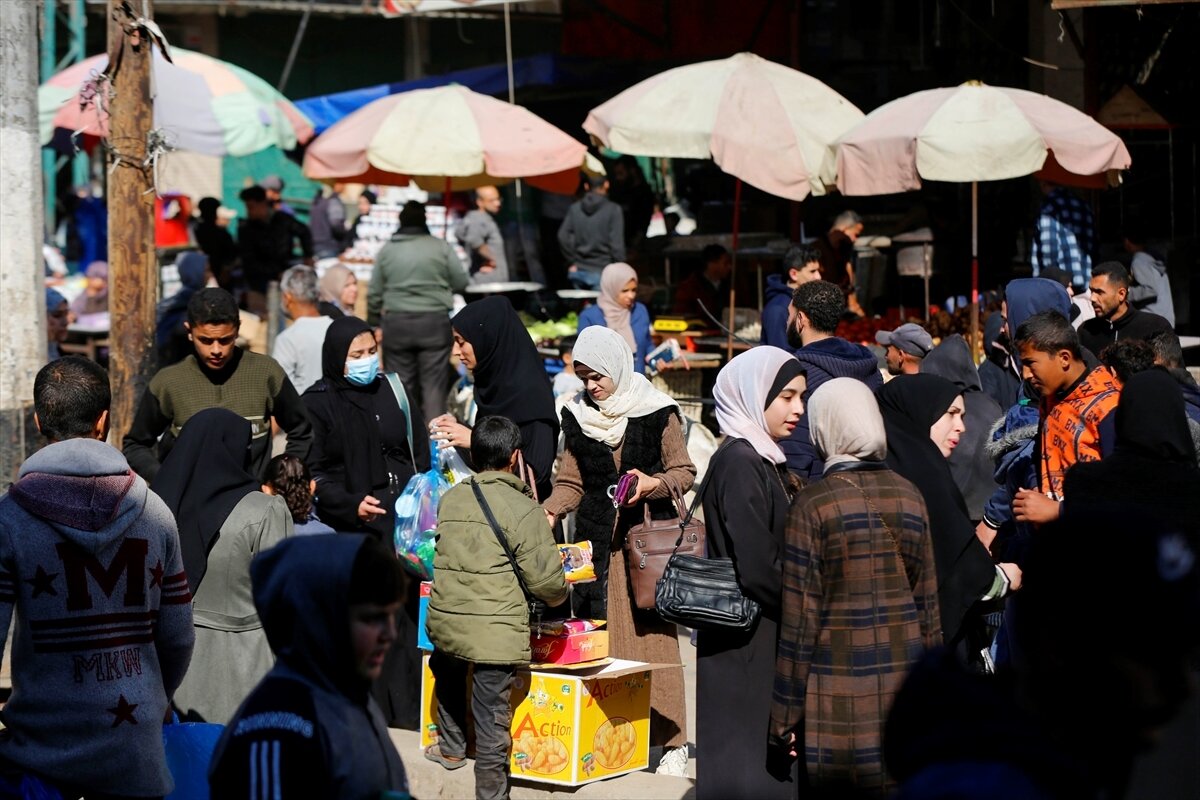 İsrail'in 7 Ekim 2023'te başlattığı ve 15 ayı aşkın süre devam ettiği saldırılar, Gazze Şeridi'nde kitlesel bir yıkıma yol açtı. Bombardımanlar, zorunlu göç hareketleri, sınır kapılarının kapatılmasıyla bölgeye ürün girişinin yasaklanması, aç bırakılma, alıkonulma gibi ağır muamelelere maruz kalan Filistinliler, varılan ateşkes anlaşmasıyla yeniden hayatlarını kurmaya çalışarak, yaşam mücadelesi vermeye devam ediyor.