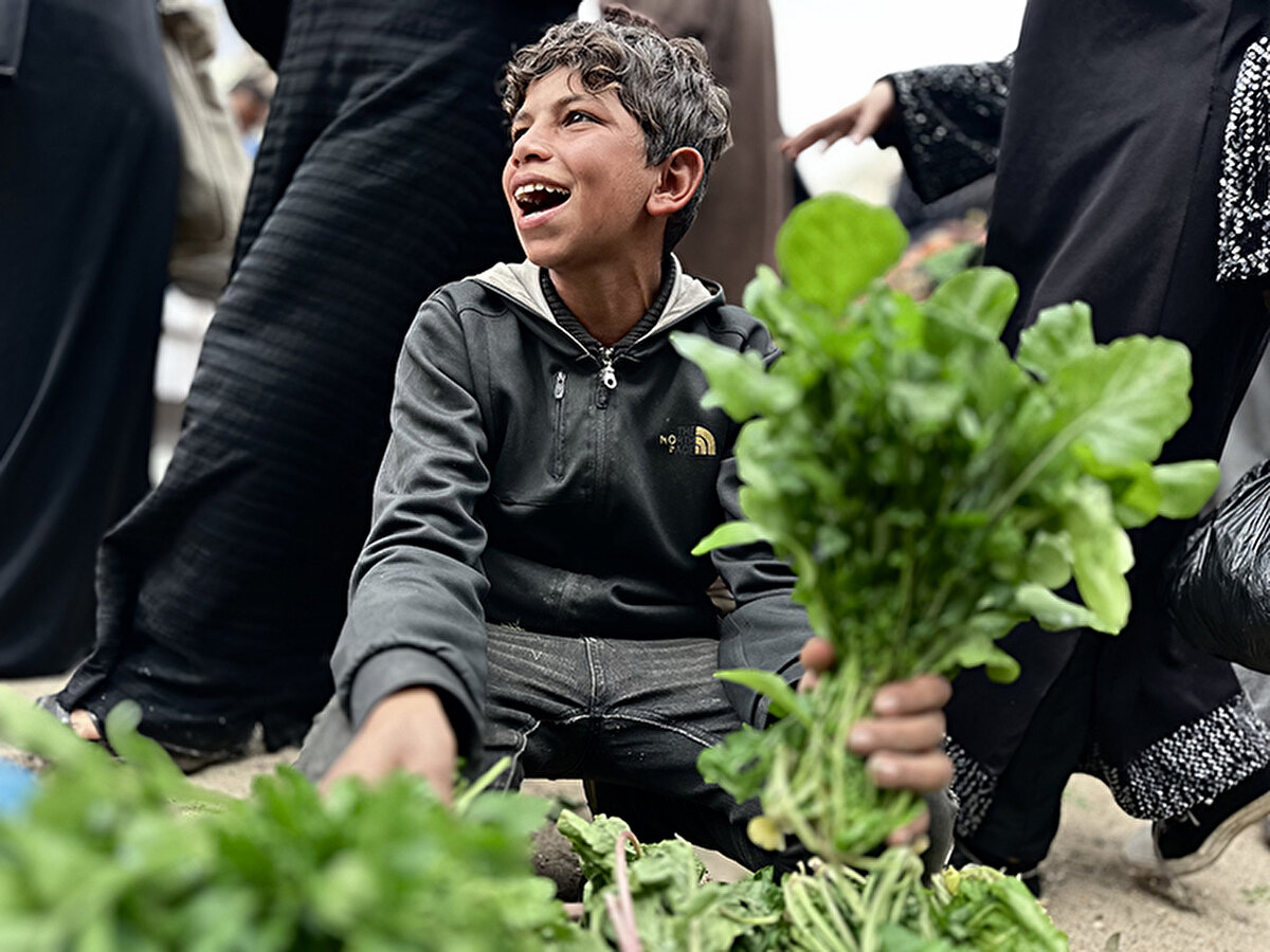 Henüz 11 yaşındaki Halid Hüseyin de saldırılar sırasında bulunmayan ürünlerden bazılarının yeniden bölgeye girmesinden mutluluk duyduğunu söylüyor: "Sınır kapıları kapalı olduğu zaman bazı ürünlerin bölgeye girmesi yasaktı. Şeker gibi ürünlerin yeniden Gazze'ye gelmesinden dolayı çok mutluyum." 