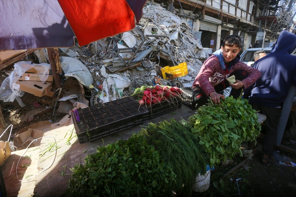 "Eksik olan birçok ürün, Gazze'ye girmeye başladı, aralarında insanların uzun süredir bulamadığı özlem duyduğu şeyler de bulunuyor." diyen Muhammed, şunları söyleüyor: "Zamanla piyasaların hareketlenmesiyle fiyatların biraz daha düşeceğini umuyorum. Fiyatlar eskisine göre biraz daha iyi ama yine de insanların alım gücüne göre yüksek."