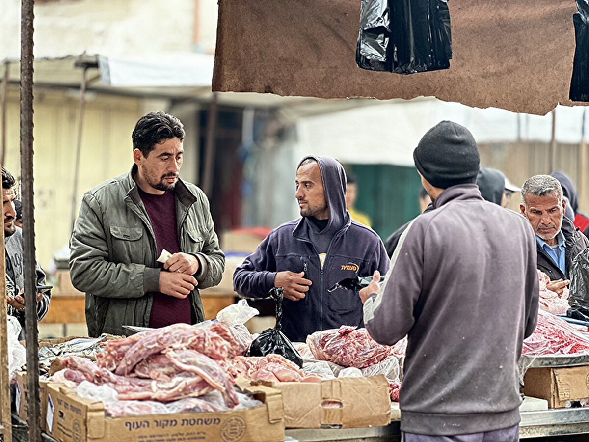 Birleşmiş Milletler İnsani İşler Koordinasyon Ofisi Sözcüsü Jens Laerke, Gazze'de varılan ateşkes anlaşmasının ilk gününde 630'dan fazla yardım tırının bölgeye giriş yaptığını belirterek, "Bu, aylar önce gelen yardımlarla kıyaslandığında muazzam bir yardım miktarı. Bu yüzden şimdi bu hacmin ve sıklığın, giriş yapan günlük miktarın devam etmesini umuyoruz." demişti.