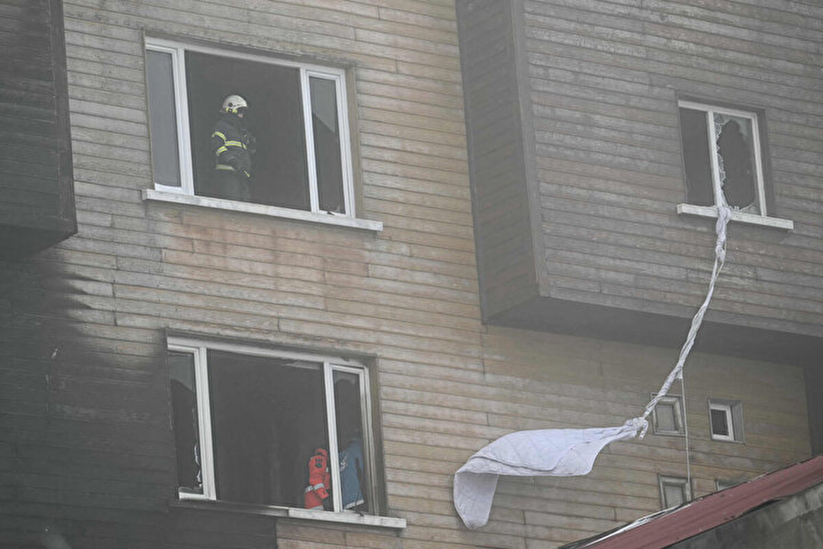 Mete Tavlaşoğlu Kartalkaya'da yanan otelin 3020 numaralı odasında kızı Melis ve oğlu Ateş'le kalıyordu. Alevlerin sardığı otelden çarşafları birbirine bağlayarak pencereden çıktılar. 