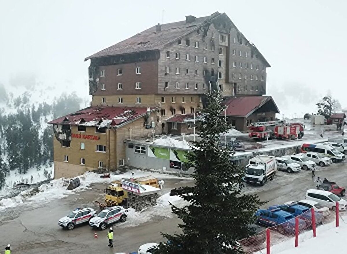 Üçüncü katta biz gece 3.30 gibi dumanla uyandım ben, bir ses, bir siren, bir şey hiçbir ses duymadım. Genzim yandı, burnum yandı, kalorifer kokusu zannettim ama artınca pencereye baktım ki her yer alevler içindeydi, çok kötüydü, her yer yanıyordu.
