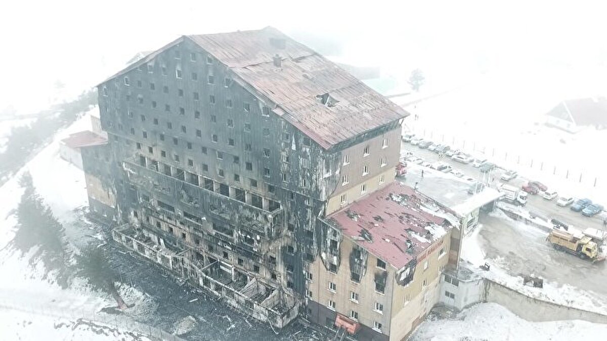 Mete Tavlaşoğlu ise yaşadıklarını şu sözlerle anlattı:<br><br>"Çok kötü bir olay yaşadık. Çok üzüldük orada kaybedilen insanları gördük, onlara çok üzüldük. Biz orada kalıyorduk işte yani tanrının bir lütfu olsa gerek; biz oraya giriş yaptığımızda sadece o üçüncü katta yer vardı.