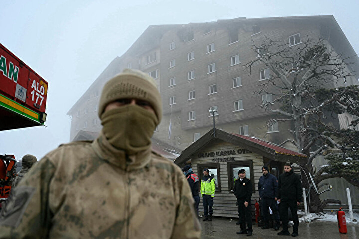 Tabii alevler sarmıştı yani çok kötüydü, o binanın dış cephesi böyle ahşap kaplıydı o çok kötü bir şeydi, o çok tutuştu, patlıyordu bir de onlar böyle.