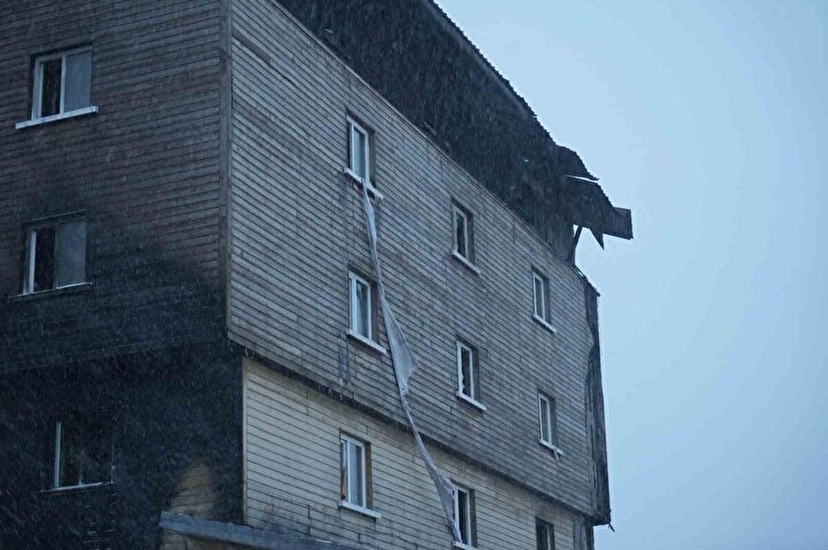 Sonra çarşafı yukarı aldım ben, baktım hani bir perde falan bağlayayım derken oradan 2-3 kişinin bir merdiven getirdiğini gördüm. Onlar böyle alt kata doğru merdiveni dayadılar.