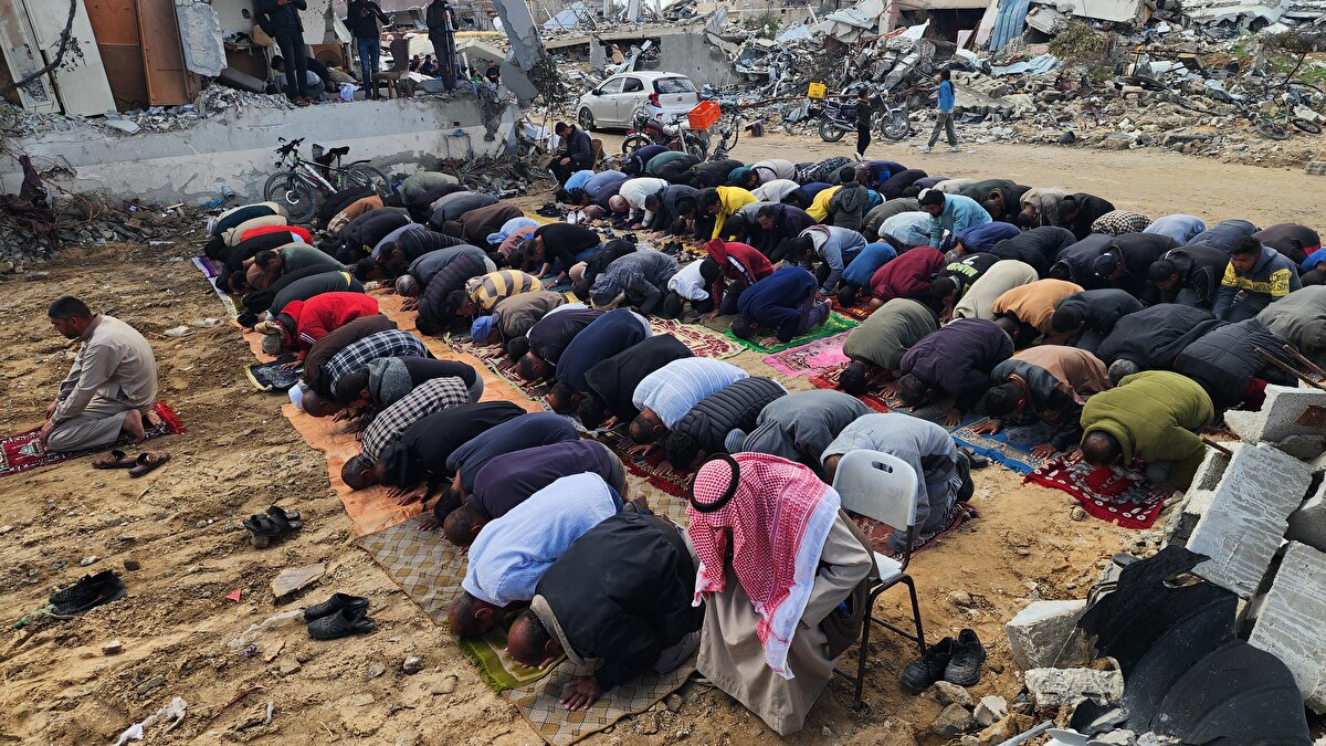  Gazzeliler, ateşkes sonrası ilk cumayı eda etmek için mescit veya camilerin olduğu bölgelere akın etti.