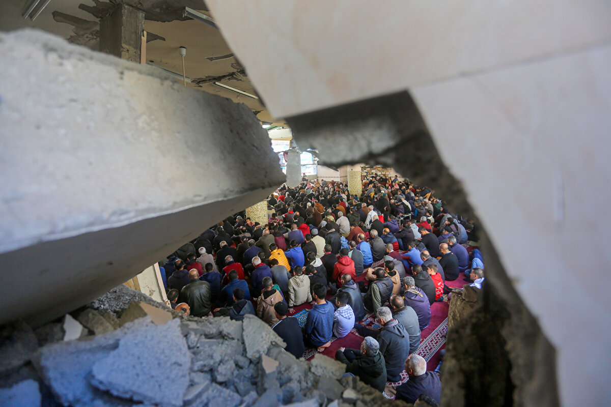 Nuseyrat bölgesindeki Filistinliler cuma namazını, İsrail saldırıları nedeniyle yıkılan Faruk Camisi'nin enkazı üzerinde kıldı.
