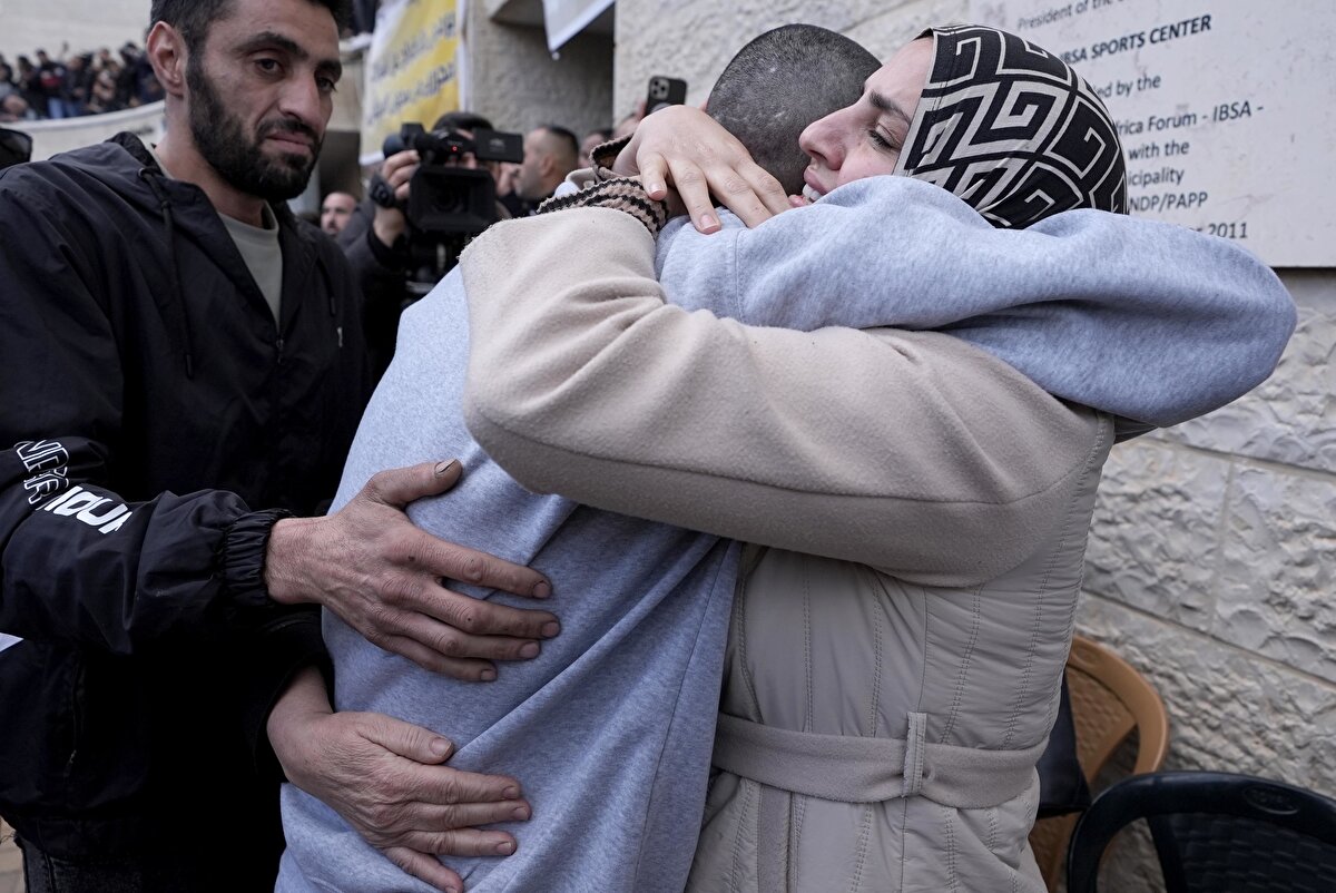 Filistinli esirler, burada yakınları tarafından coşkuyla karşılandı.