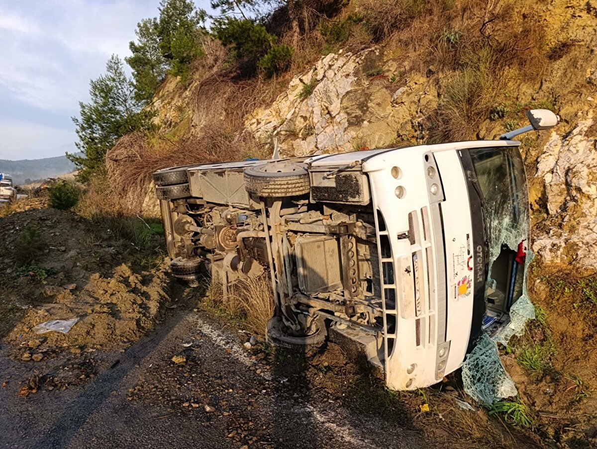 Kazada, midibüsteki 23 kişi yaralandı. İhbar üzerine bölgeye jandarma, sağlık ve itfaiye ekipleri sevk edildi.