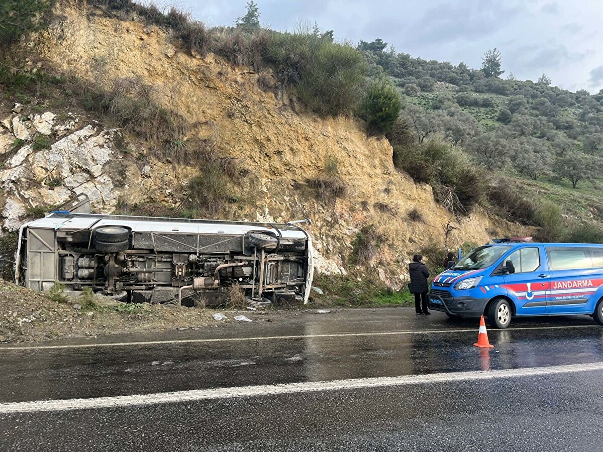  Didim'den İzmir’in Karaburun ilçesindeki Nergis Festivali'ne gidenleri taşıyan N.Ç idaresindeki 48 ALZ 167 plakalı tur midibüsü, sürücüsünün direksiyon kontrolünü kaybetmesi sonucu devrildi. 