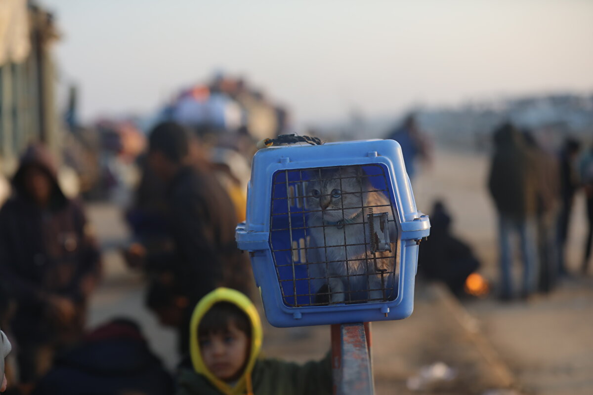 Selahaddin Caddesi üzerindeki kontrol noktasında geçişler, Mısır, Katar ve ABD heyetinden yetkililer tarafından X-RAY cihazıyla kontrol edildikten sonra kuzeye doğru yollarına devam ediyor.