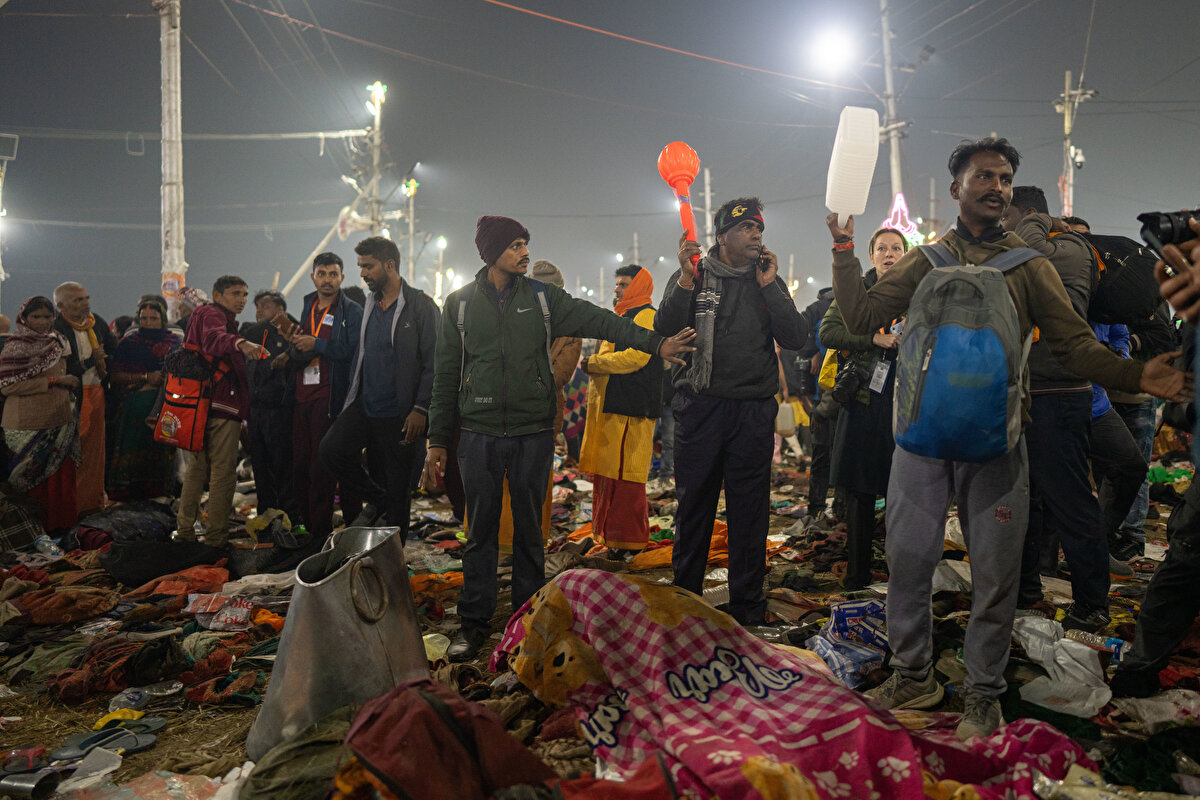 Uttar Pradeş Başbakanı Yogi Adityanath, Triveni Sangam Nehri'ne yıkanarak günahlarından arınmak amacıyla giden bazı kişilerin, bariyerlerin üzerinden atlaması nedeniyle izdiham yaşandığını bildirdi.