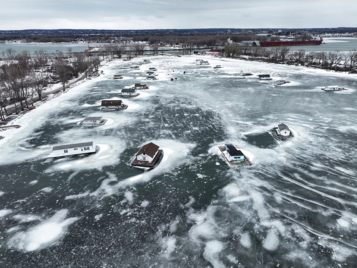 Buzla kaplı yüzey havadan görüntülendi.