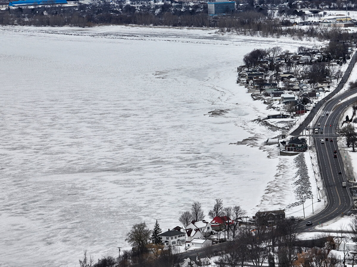2024-2025 sezonunda �,33'lük buzlanma oranıyla yeni bir rekor kıran Erie Gölü, göl ekosistemini ve çevresindeki yerleşim yerlerini önemli ölçüde etkilerken, balıkçılık ve ulaşım faaliyetlerinde de geçici aksamalara neden oldu.