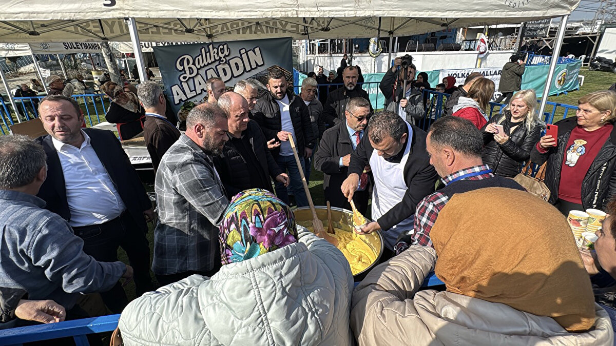 Mıhlama kuyruğunda horon teptiler<br><br>Süleymanpaşa Belediye Başkanı Volkan Nallar ve çok sayıda vatandaşın katıldığı festivalde 1 ton mıhlama yapılarak vatandaşlara ikram edildiği sırada bekleyen vatandaşlar kendilerini kemençenin ritmine kaptırarak horon oynadı. Festival etkinliğini sosyal medyadan gördükten sonra İstanbul’dan gelen Ömer Şahin, “Tekirdağ 1’inci Hamsi ve Mıhlama Festivali’ni duyunca mutlaka hafta sonumu burada değerlendirmeliyim dedim. Biliyorsunuz, İstanbul’da, Tekirdağ’da Karadenizli çok fazla. Ben de hem burada memleket havası alıp hem de hamsinin, mıhlamanın ve yöresel ürünlerin tadına bakacağım. Havada çok güzel, bugün burada güzel bir vakit geçireceğiz” dedi.